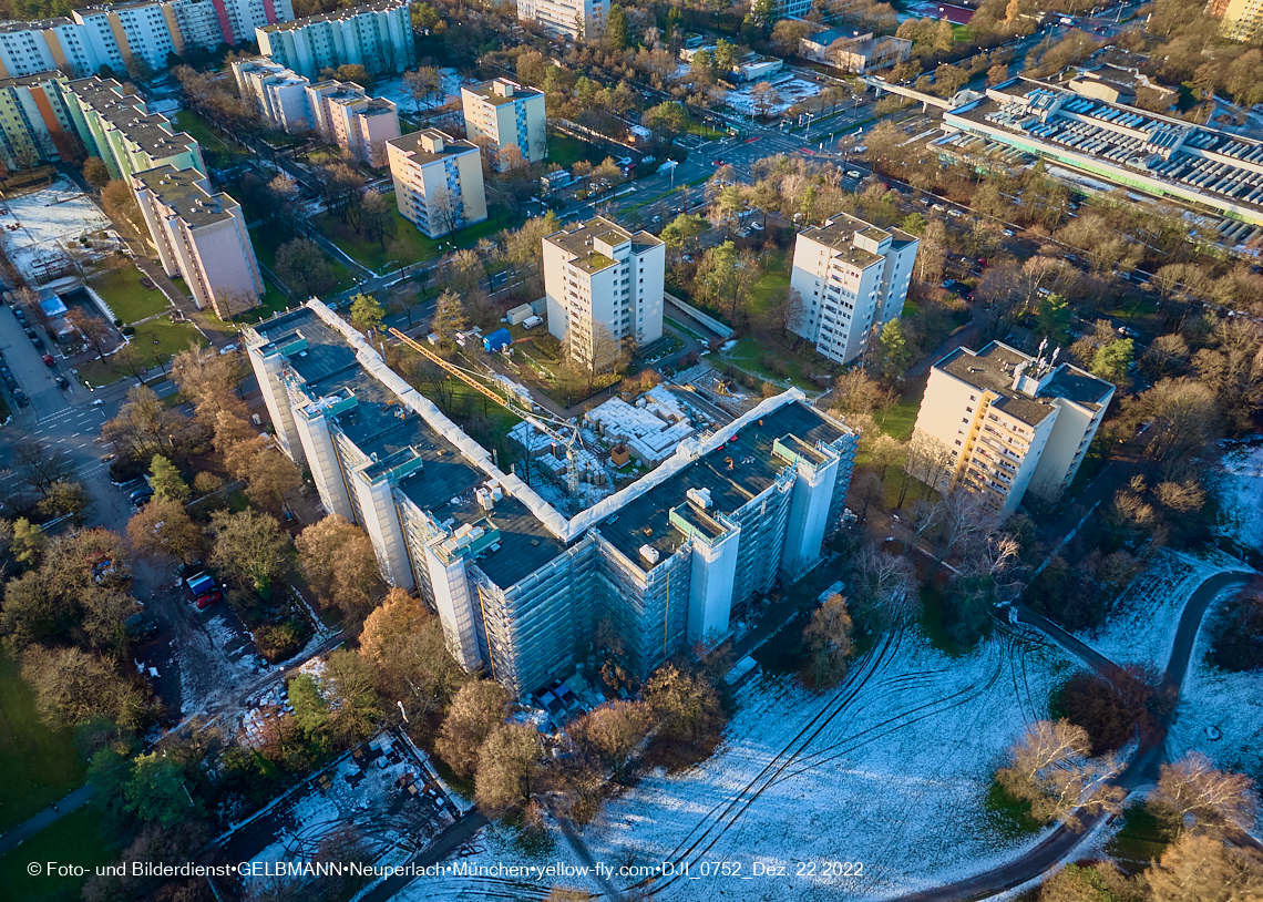 22.12.2022 - Fassadensanierung am Krl-Marx-Ring 11-21 in Neuperlach